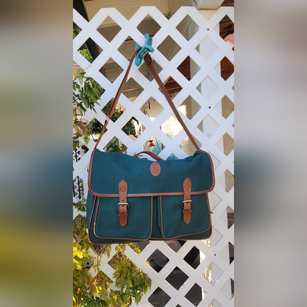 This item is a vintage green canvas messenger bag from Polo Ralph Lauren, - Picture 5 of 9